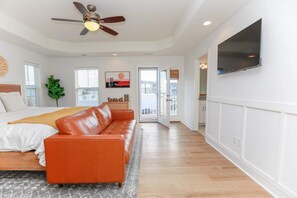 4 bedrooms, desk, iron/ironing board, travel crib