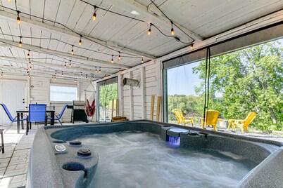 Le Havre du Canal at water's edge in Leclercville