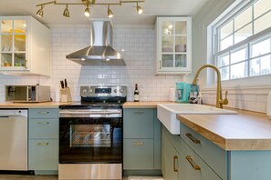 Een koelkast, een microgolfoven, een kookplaat, een vaatwasser