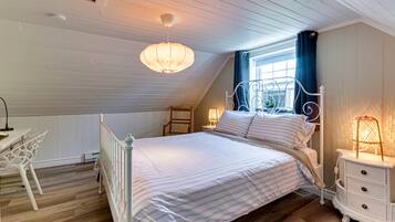 2 quartos, escrivaninha, acesso à internet, roupa de cama