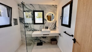 Haartrockner, Handtücher, Seife, Toilettenpapier