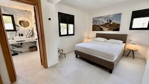 4 chambres, coffres-forts dans les chambres, fer et planche à repasser