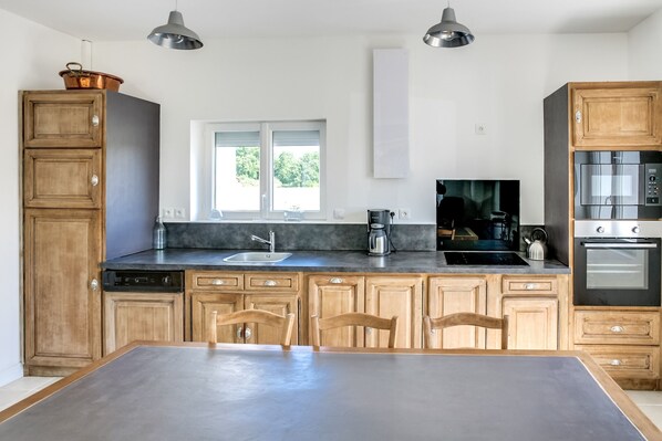 Réfrigérateur, micro-ondes, four, lave-vaisselle