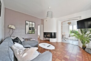 TV, fireplace