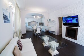 Smart TV, fireplace
