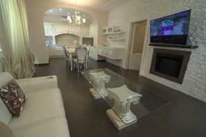 Smart TV, fireplace