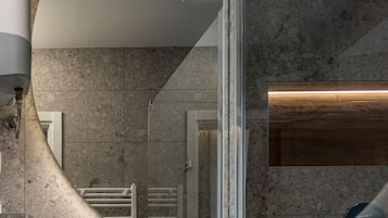 Luksussviitti | Kylpyhuone | Suihku, ilmaiset hygieniatuotteet, pyyhkeet