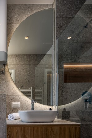 Luxury Suite | Bathroom | Shower, free toiletries, towels - Bella Vita Apartments (Rijeka)