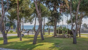 A landscaped area with trees and a view of the sea. - Cosy apartment in Mijas (Mijas)