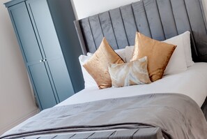 Executive Apartment | Blackout drapes, iron/ironing board, free WiFi, bed sheets