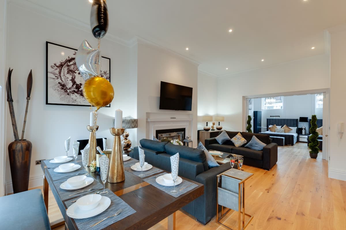 Deluxe appartement | Woonruimte | Een flatscreentelevisie