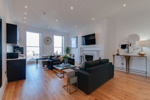 Executive Apartment | Living area | Flat-screen TV