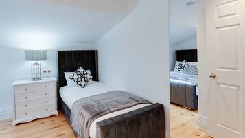 Signature-huoneisto | Kylpyhuone | Hiustenkuivaaja, pyyhkeet, saippua, vessapaperi