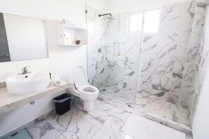 Shower, towels - Beautiful studio in the Huayacan area! Apt 4 (Cancún)