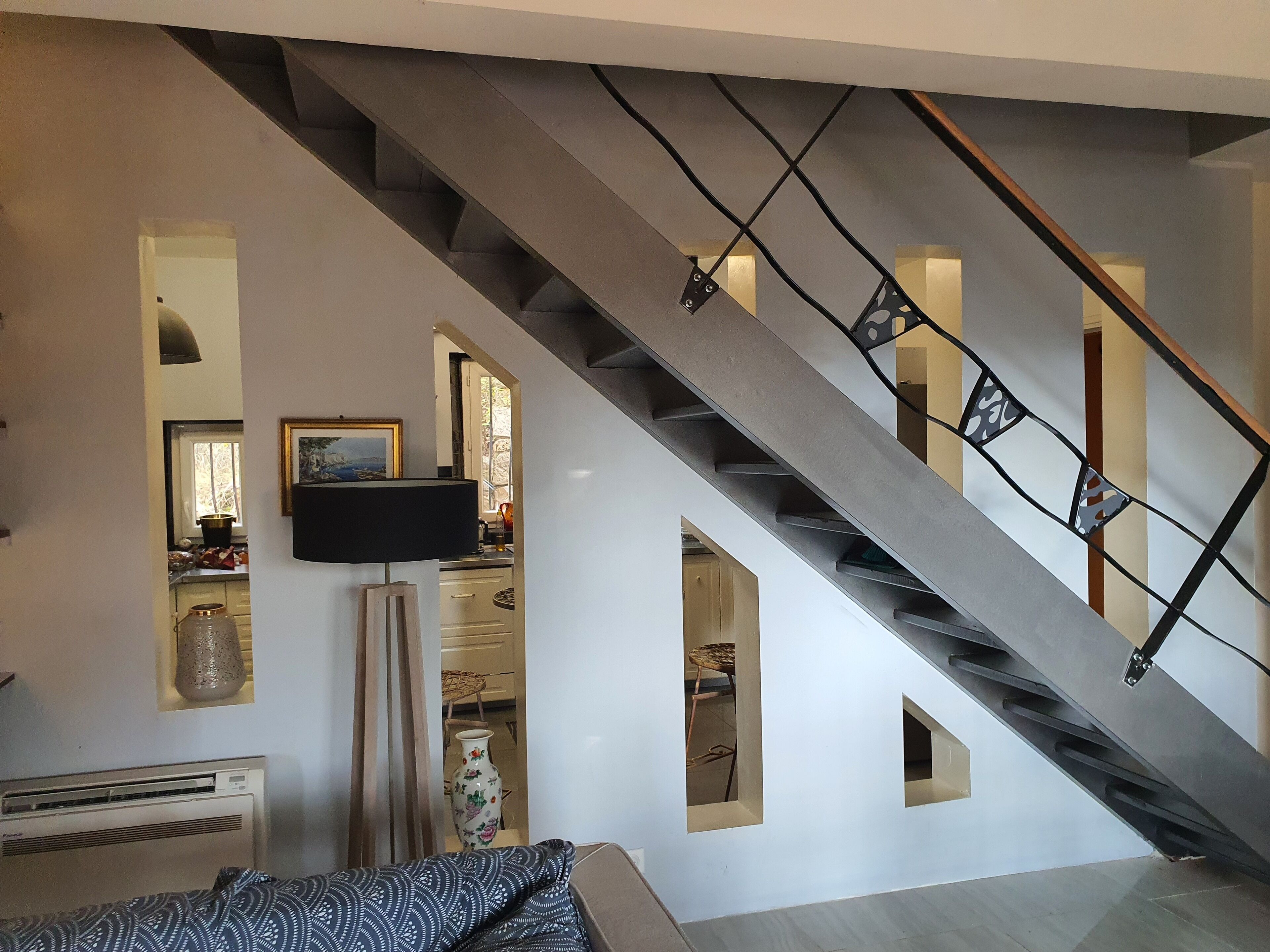 TV connectée, table de tennis de table, livres