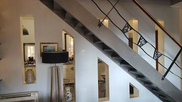 TV connectée, table de tennis de table, livres