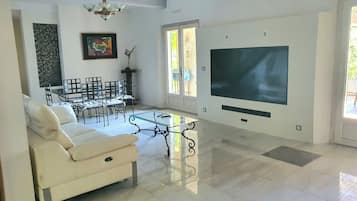 TV connectée, table de tennis de table, livres