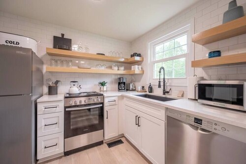 Modern Home 2 Miles to Virginia Tech