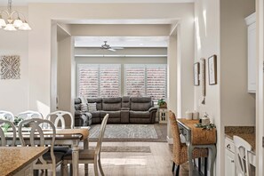 TV, fireplace, ping pong - Heaven on Earth: Pools, Spa, Fitness Center (Washington)