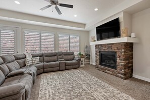 Een televisie, een open haard en een tafeltennistafel