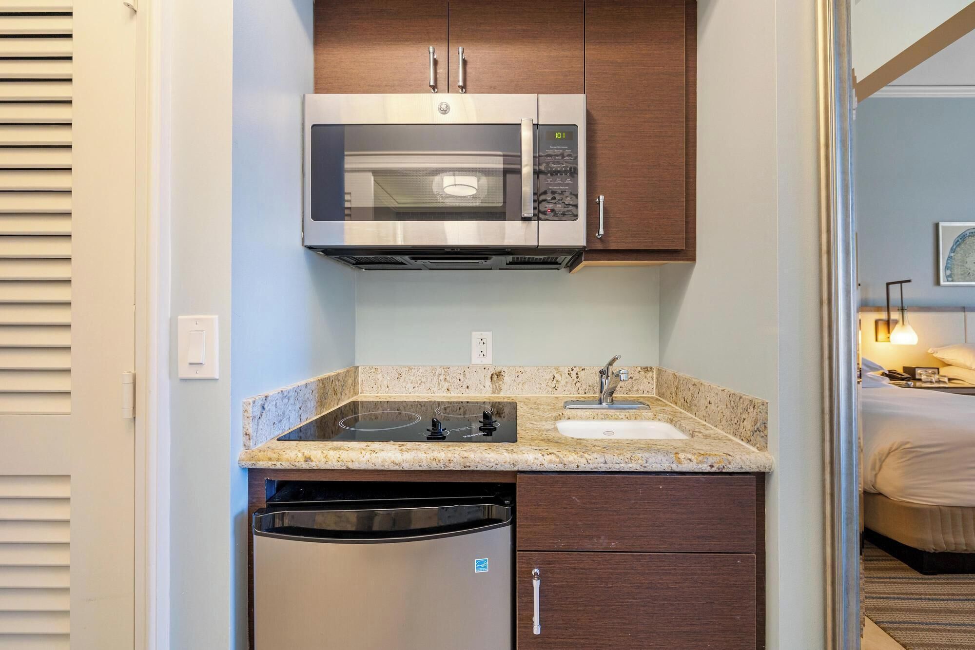 Frigorifero, microonde, forno, piano cottura