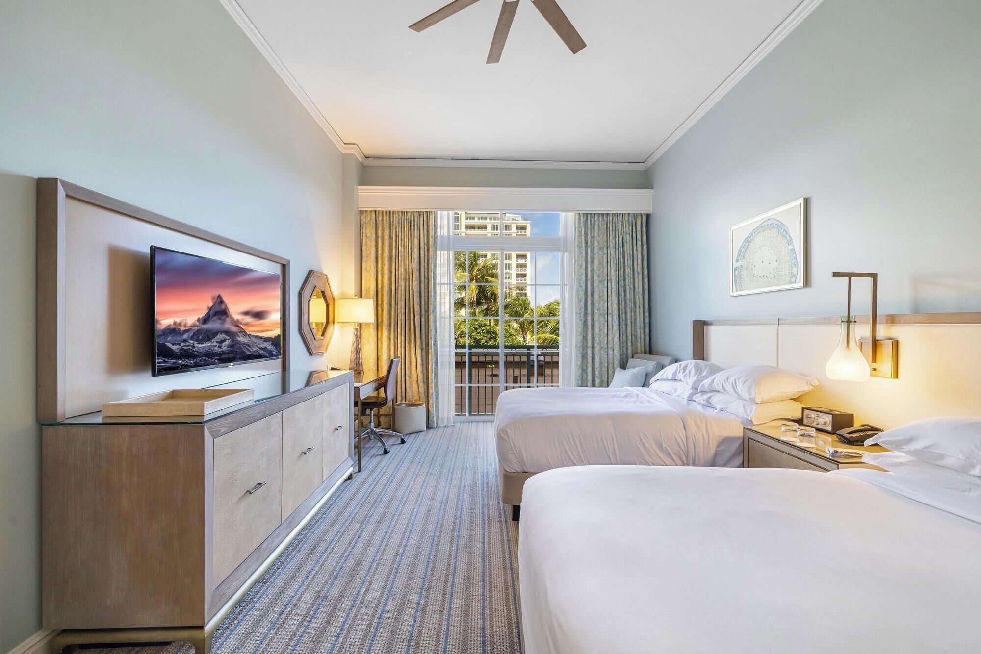 2 soverom, skrivebord, strykejern/-brett og reiseseng for barn