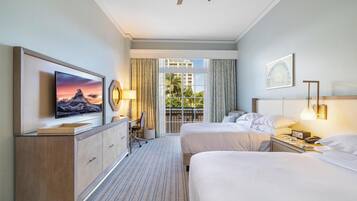 2 soverom, skrivebord, strykejern/-brett og reiseseng for barn