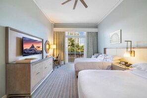 2 soverom, skrivebord, strykejern/-brett og reiseseng for barn