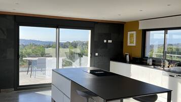 Réfrigérateur, micro-ondes, four, plaque de cuisson