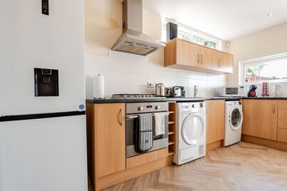 Comfortable 3-Storey House with Free Car Parking