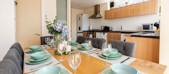 Comfortable 3-Storey House with Free Car Parking