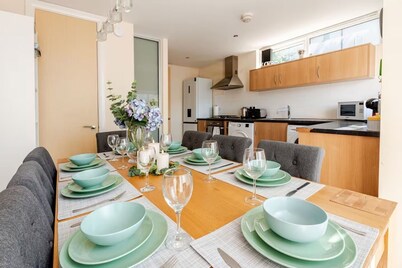 Comfortable 3-Storey House with Free Car Parking