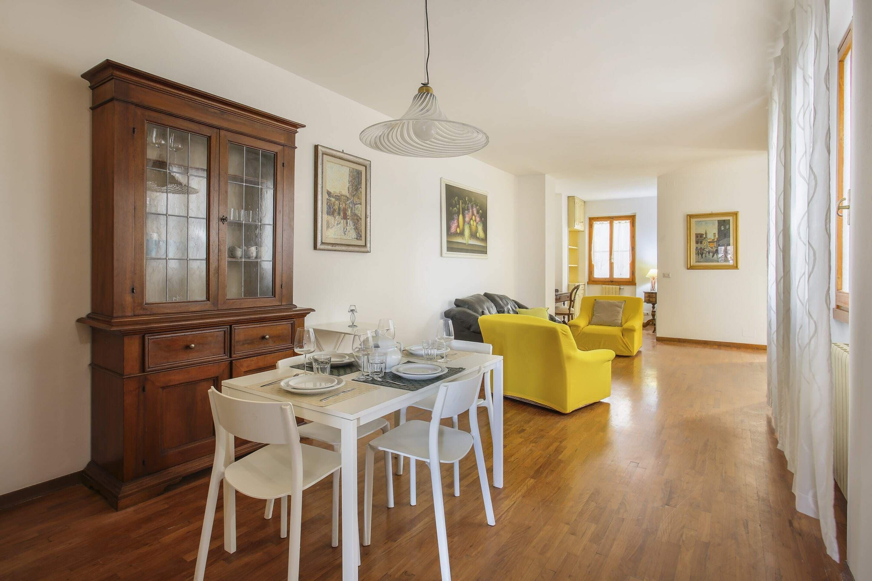 Departamento básico, varias camas | Restaurantes
