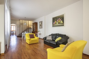 Basic-Apartment, Mehrere Betten | Wohnbereich | Fernseher