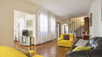 Departamento básico, varias camas | Área de sala de estar | Televisión