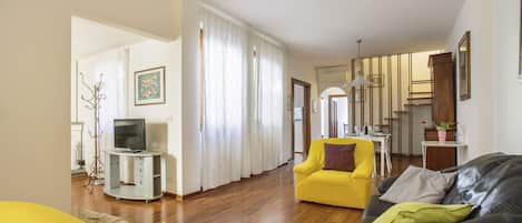 Appartamento Basic, letti multipli | Area soggiorno | TV