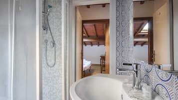 Departamento básico, varias camas | Baño | Regadera, amenidades de baño gratuitas, secadora de cabello, toallas