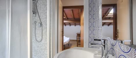 Basic-Apartment, Mehrere Betten | Badezimmer | Dusche, kostenlose Toilettenartikel, Haartrockner, Handtücher