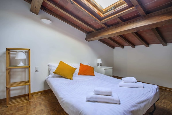 Appartement de base, Plusieurs lits | 4 chambres, bureau, fer et planche à repasser, literie fournie