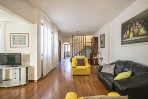 Basic-Apartment, Mehrere Betten | Wohnbereich | Fernseher