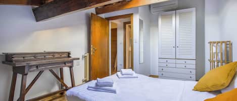 4 bedrooms, desk, iron/ironing board, bed sheets
