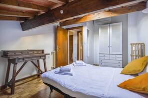 Basic-Apartment, Mehrere Betten | 4 Schlafzimmer, Schreibtisch, Bügeleisen/Bügelbrett, Bettwäsche