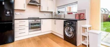 Kühlschrank, Mikrowelle, Ofen, Herdplatte