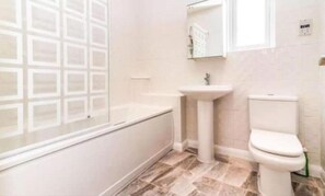 Secador de cabelo, toalhas de banho, sabonete, shampoo