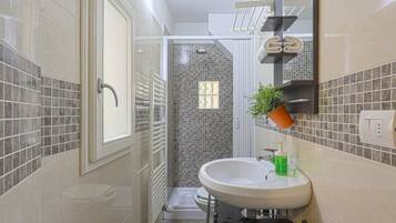 Basic-Apartment, 1 Doppelbett und Schlafsofa | Badezimmer