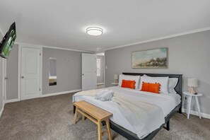 3 bedrooms, desk, iron/ironing board, WiFi - The Huron Charmer-4 BD and Yard (Columbus)