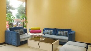 Una sala de estar con un sofá, una mesa de centro y vistas al exterior.