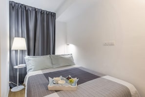 Basic-Apartment, 1 Doppelbett und Schlafsofa | 1 Schlafzimmer, Schreibtisch, laptopgeeigneter Arbeitsplatz