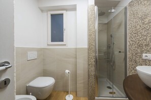 Basic-Apartment, 1 Doppelbett und Schlafsofa | Badezimmer | Dusche, Haartrockner, Bidet, Handtücher