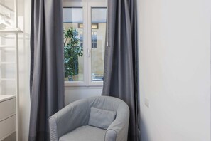 Basic-Apartment, 1 Doppelbett und Schlafsofa | Wohnbereich | Fernseher